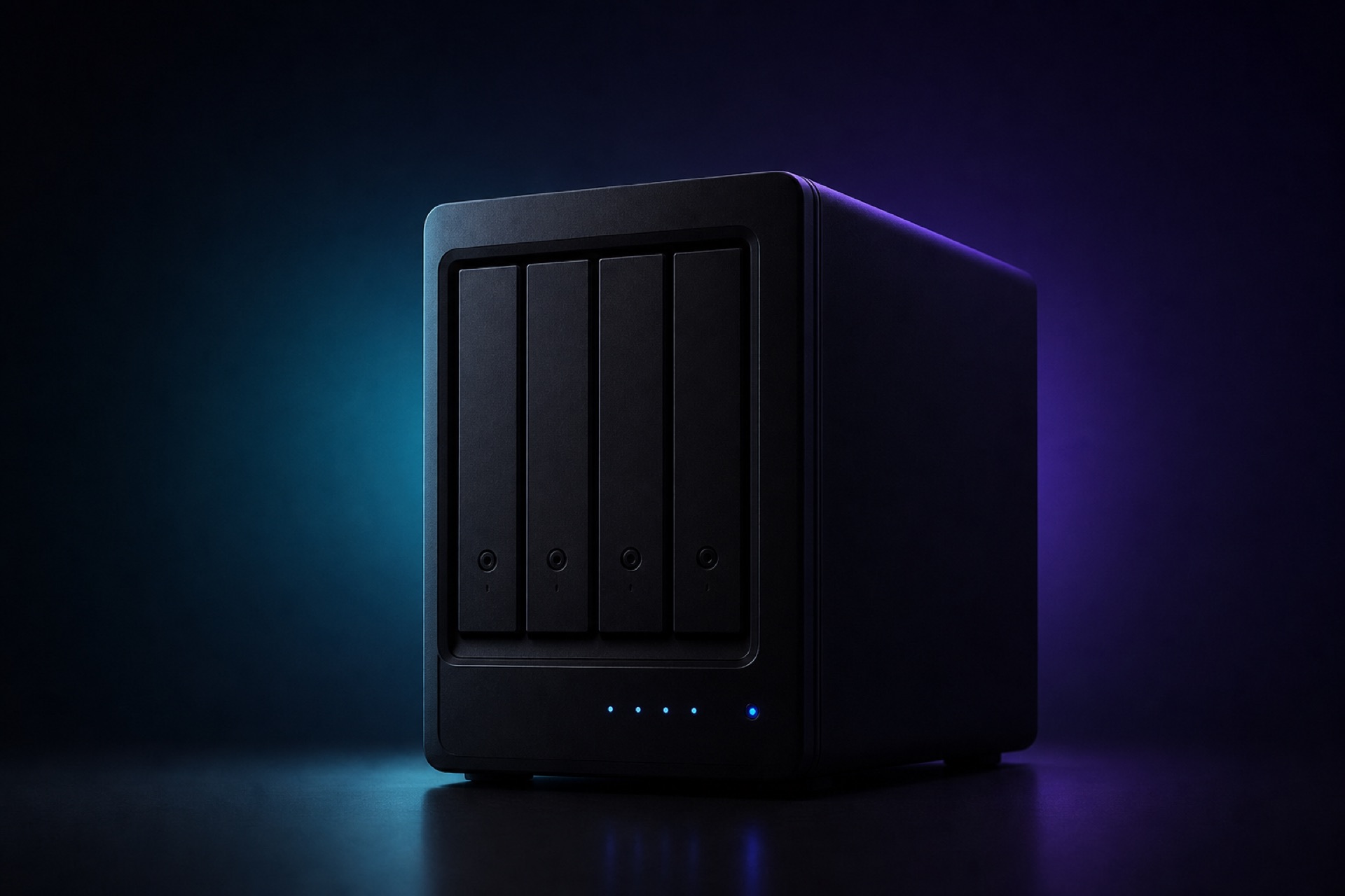 NAS-Speicherserver mit leuchtenden Status-LEDs im Büro